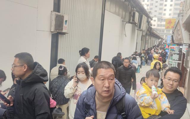 九游娱乐文化：天水麻辣烫爆火两年后“痛苦表情哥”坚持直播：流量虽然退去店里生意还是很好(图2)