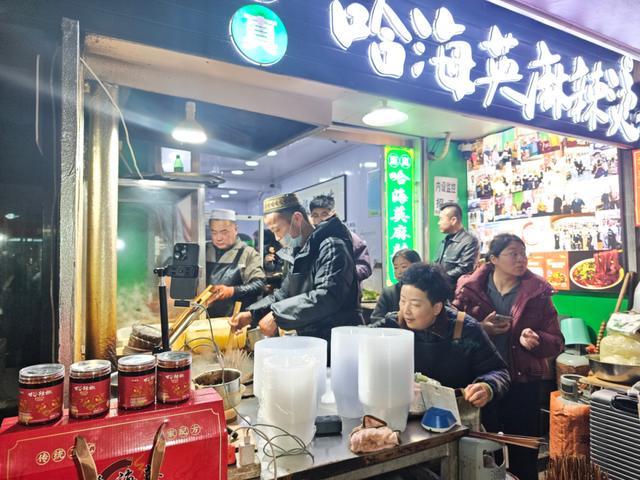 九游娱乐文化：天水麻辣烫爆火两年后“痛苦表情哥”坚持直播：流量虽然退去店里生意还是很好(图1)