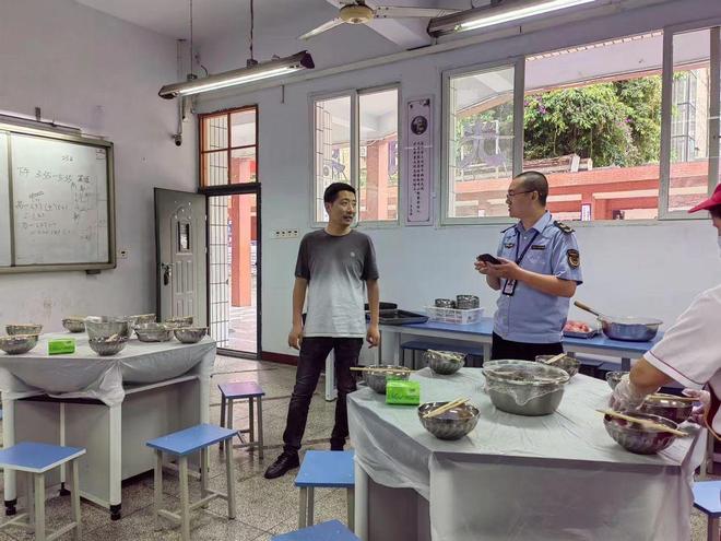 顺庆推行“三个倡导”筑牢“舌尖上的节约防线”(图1)