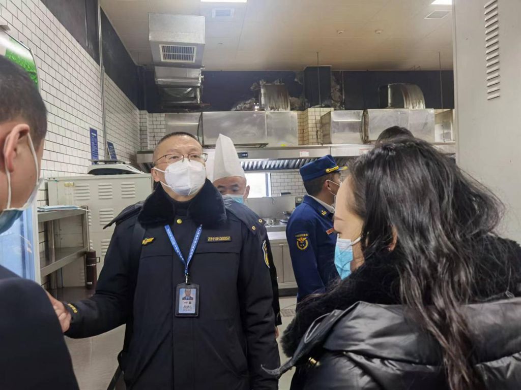 九游娱乐文化:四川省南充市顺庆区市场监管局中城市场监管所:“三个狠抓”向经营过期食品药品行为开刀(图1)