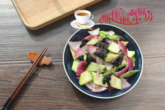 湖北38岁男子无儿无女不结婚晒一个人晚餐火了网友:活得明白(图4)