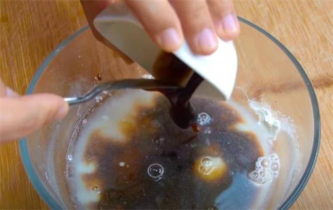 自制甜面酱面粉加水就能做现吃现做5分钟搞定方法简单(图2)