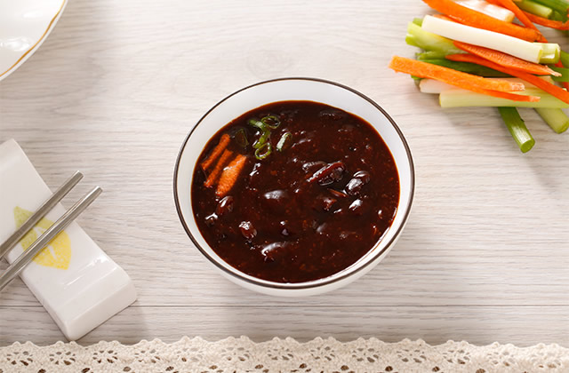 九游娱乐文化：豆瓣酱和黄豆酱的区别有哪些黄豆酱和豆瓣酱哪个好吃(图1)